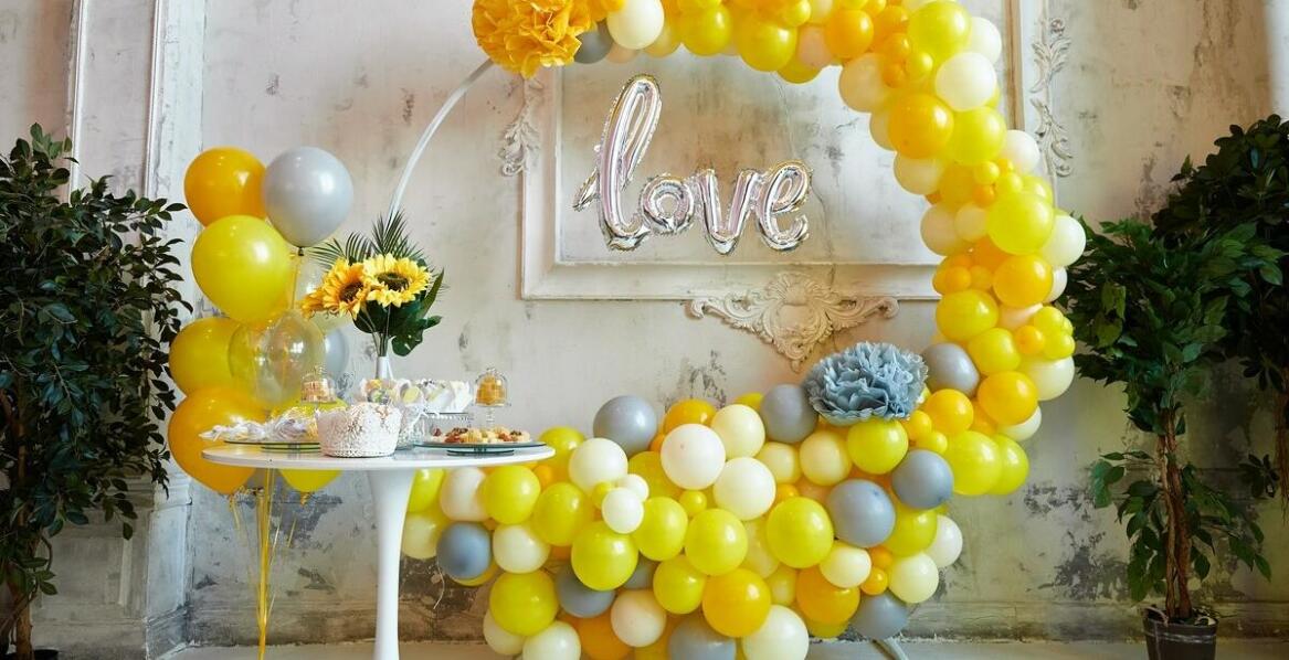 Zabawne ujęcia w ciążowej sesji – jak wprowadzić humor do zdjęć?