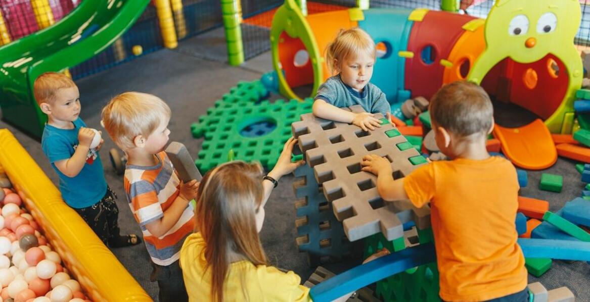 Jakie formy aktywności ruchowej oferuje niepubliczne przedszkole dla dzieci?