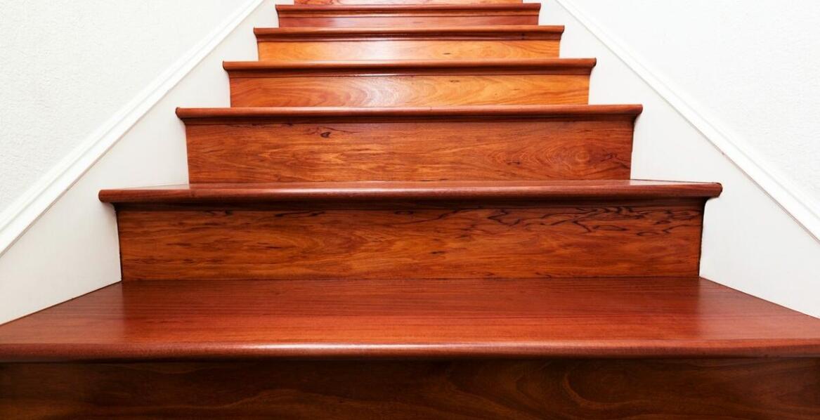 Bezpieczeństwo dzieci na schodach dzięki antypoślizgowym taśmom 3M