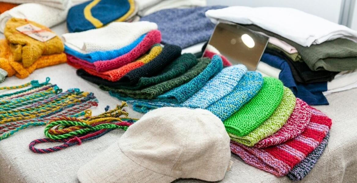 Czapki z daszkiem z logo jako kreatywne narzędzie do promocji