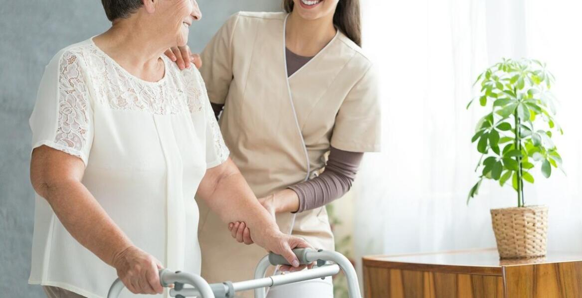Rola wykwalifikowanych opiekunów w zapewnieniu bezpieczeństwa seniorom w domu