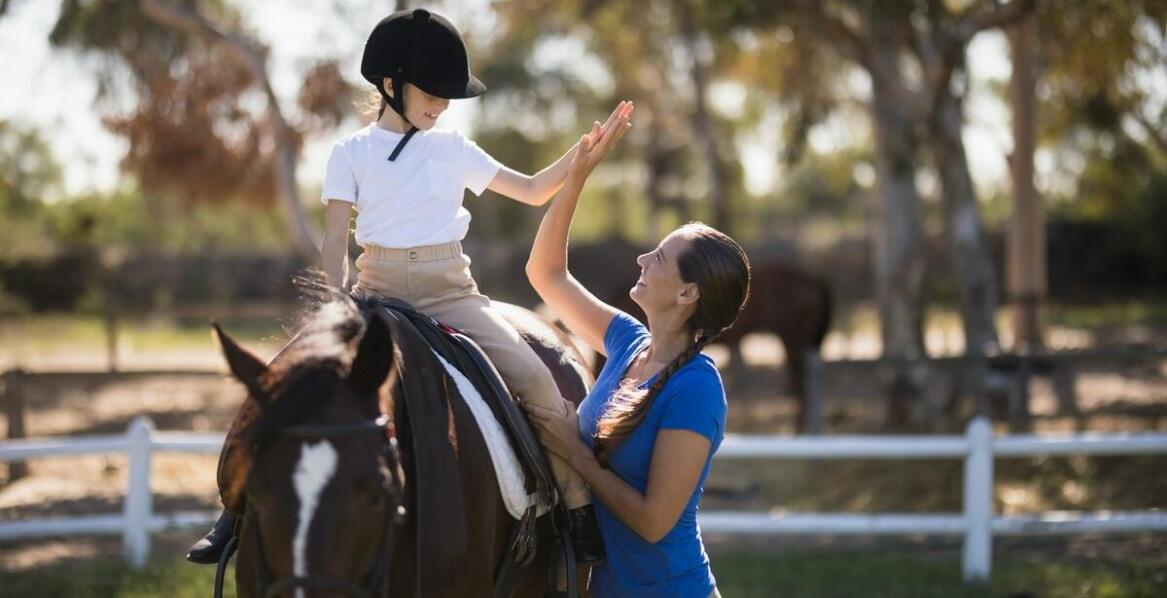 Jazda konna dla wszystkich grup wiekowych: Co oferuje szkółka w Poznaniu?