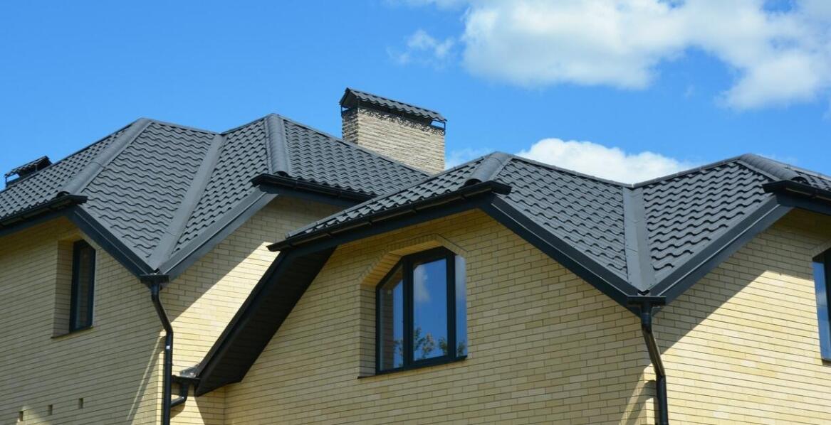 Nowoczesne dachowe pokrycia: co rynek oferuje dla jednorodzinnych domów?