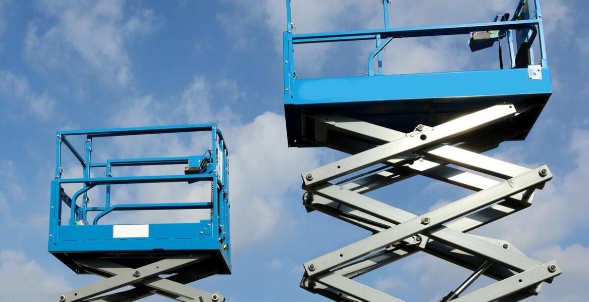 Jakie są główne różnice między modelami nożycowych podnośników a koszowych?