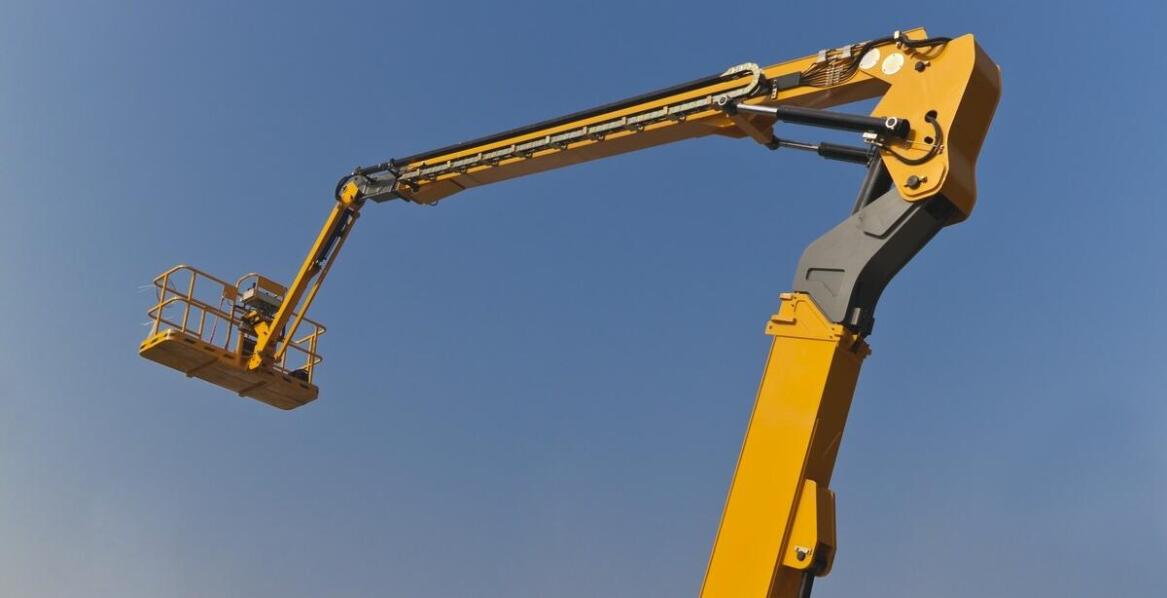 Jakie są kluczowe aspekty teoretyczne i praktyczne w kursach na nożycowe podnośniki?