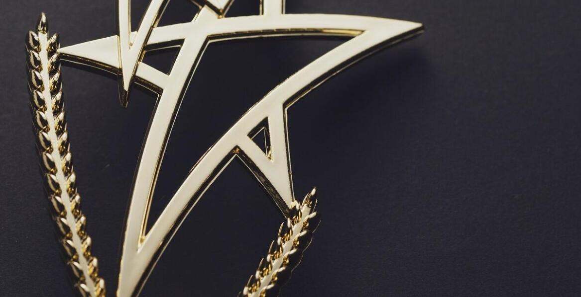 Dyplomy z plexi na specjalne okazje: jak zaprojektować je?