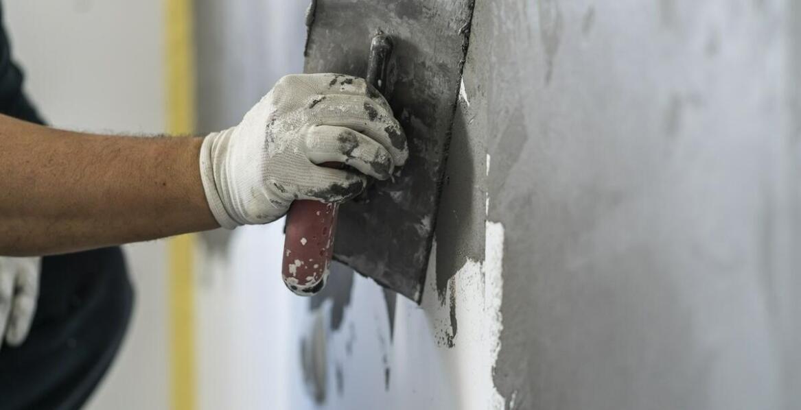 Jakie są kluczowe aspekty konserwacji maszynowych tynków?