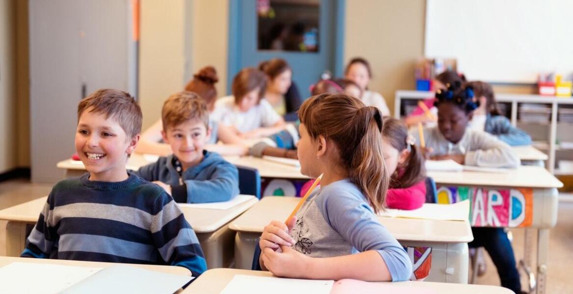 Jak podstawowe szkoły w Warszawie rozwijają umiejętność pracy zespołowej?