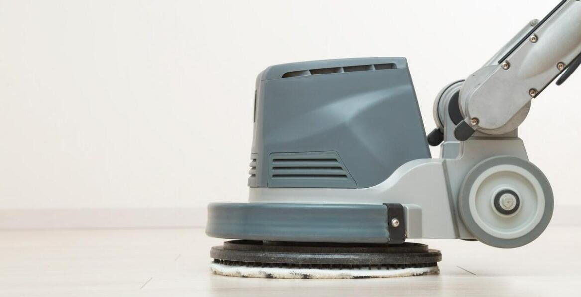 Zalety maszynowego czyszczenia podłóg po zakończeniu prac remontowych.