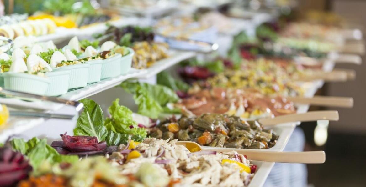 Dlaczego warto postawić na lokalne składniki w cateringu weselnym?