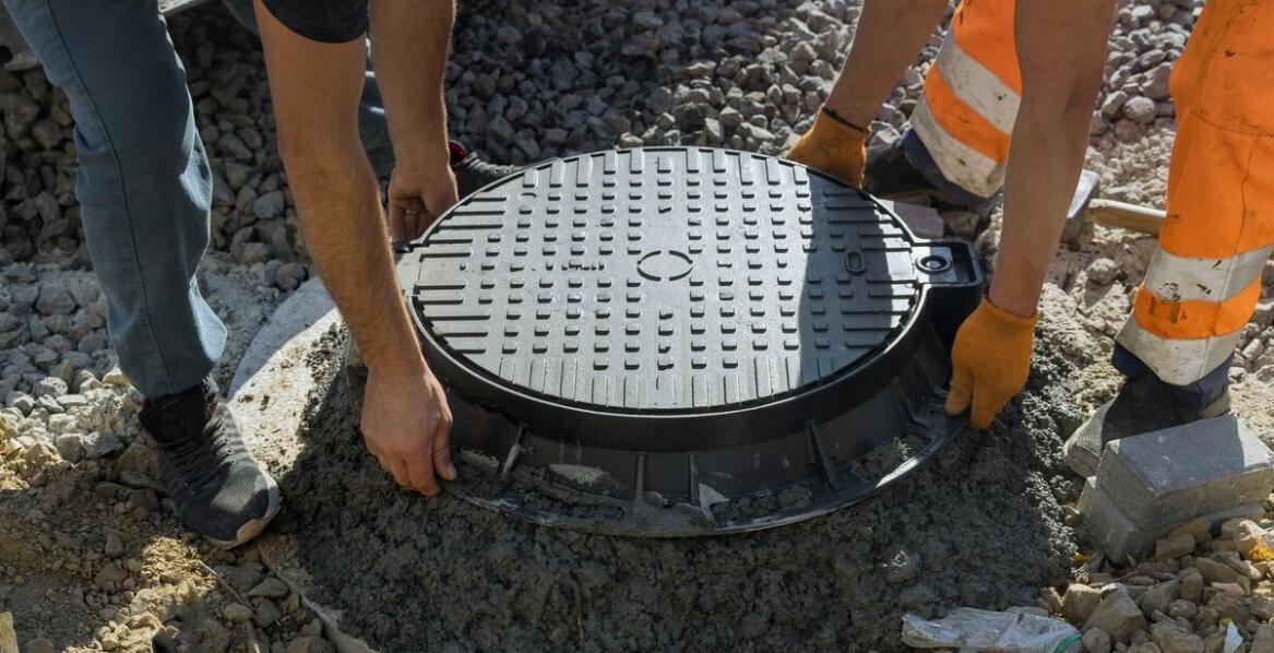 Jakie czynniki wpływają na wybór odpowiednich żeliwnych włazów?