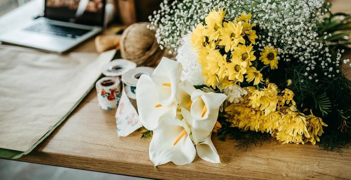 Kwiaciarnia wysyłkowa: Jak zamówić kwiaty z dostawą do domu?