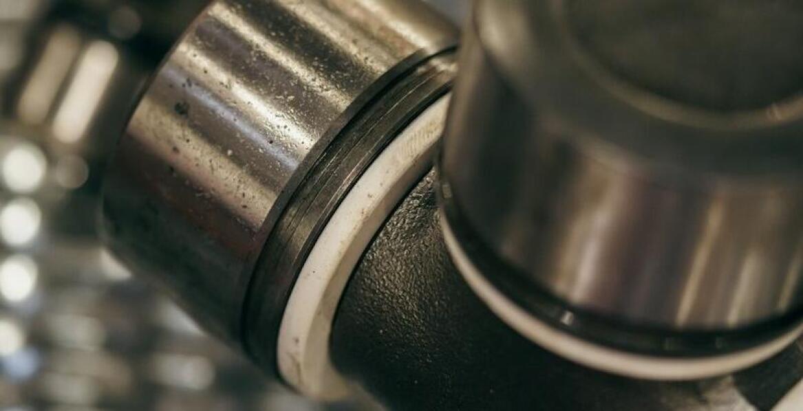 Nieblokowane połączenia z żeliwa sferoidalnego – kiedy warto je stosować?