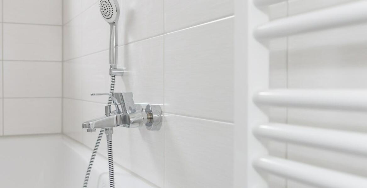 Jak dbać o łazienkowe baterie ścienne, by służyły latami?
