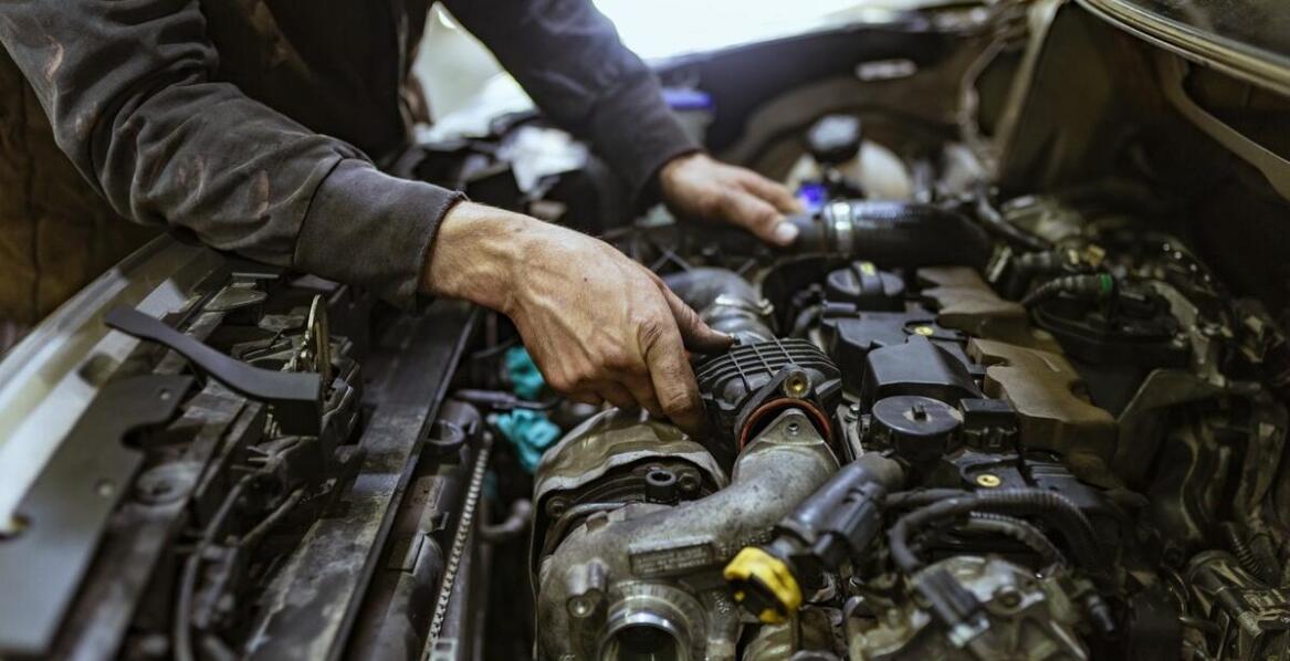 Jak warsztat samochodowy pomaga w doborze odpowiednich zamiennych części?
