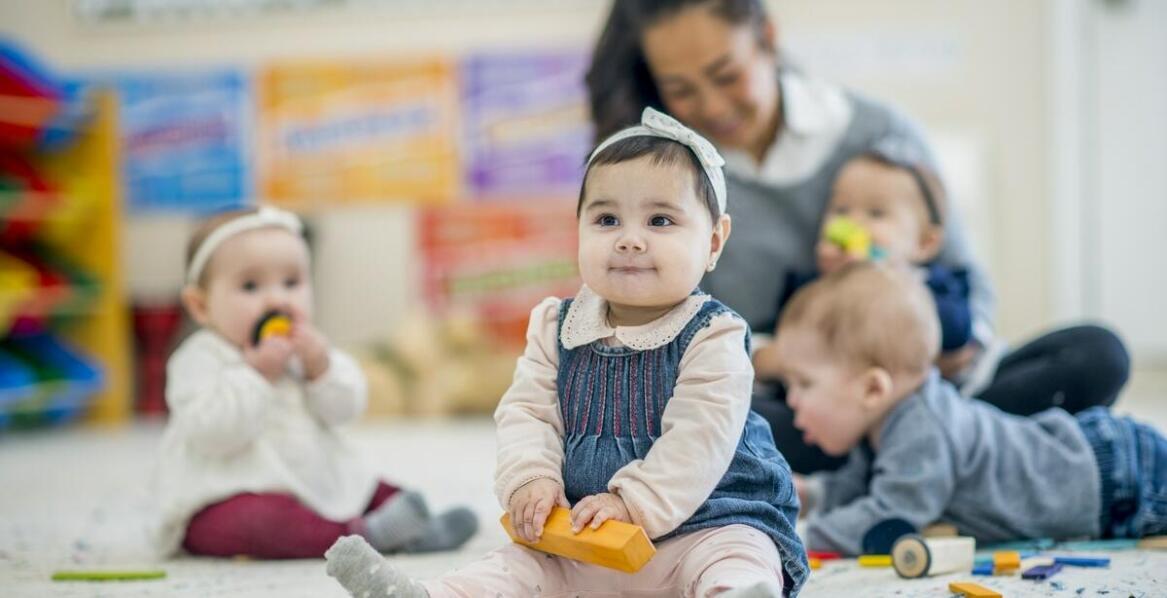 Dlaczego małe grupy w prywatnym żłobku są korzystne dla najmłodszych?