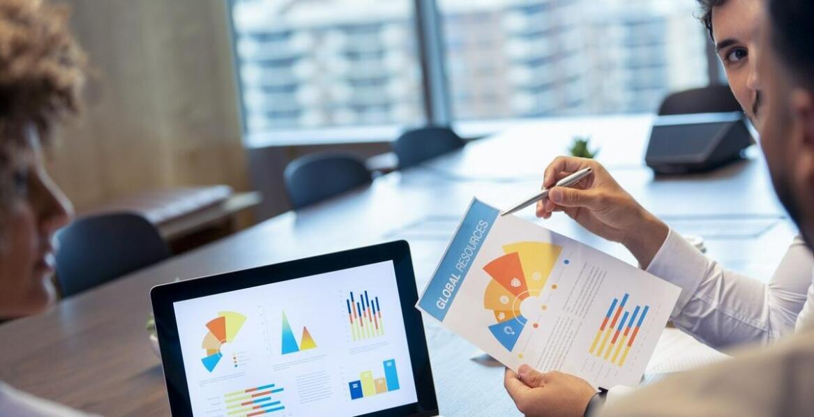 Jak pełna księgowość przyczynia się do lepszego zarządzania finansową płynnością?