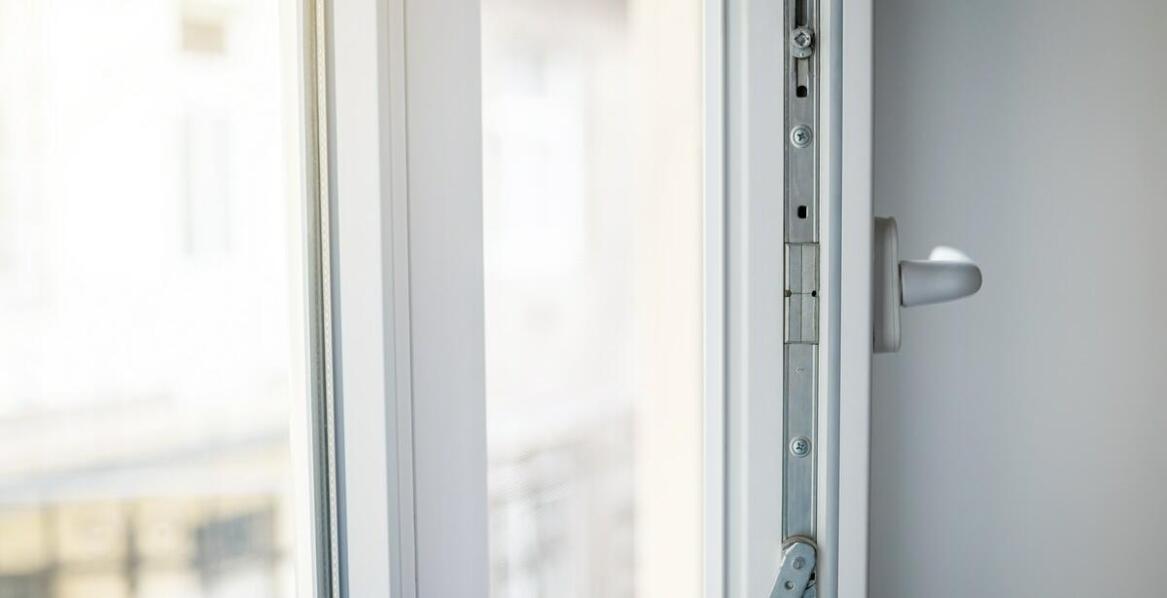 Jakie są różnice między systemami otwierania w aluminiowych oknach?