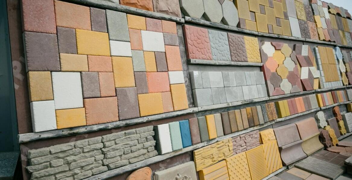 Jakie rodzaje maszynowych tynków wybrać do różnych pomieszczeń?