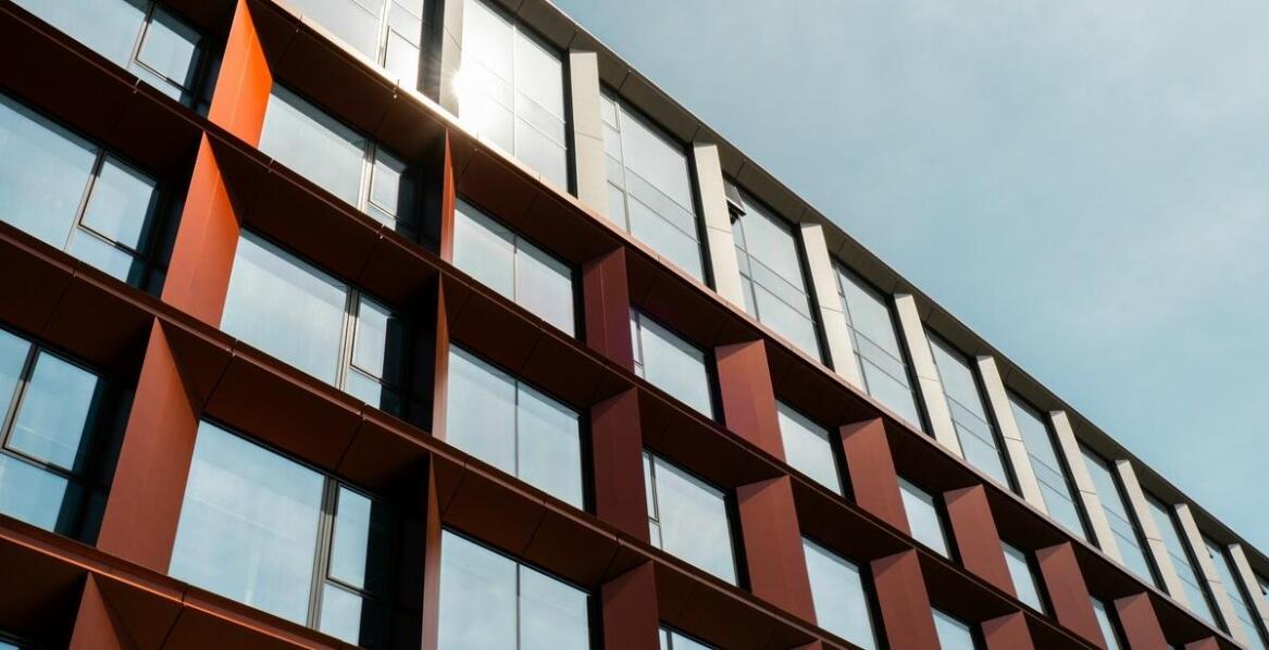 Jak techniczne tkaniny zwiększają efektywność energetyczną budynków?