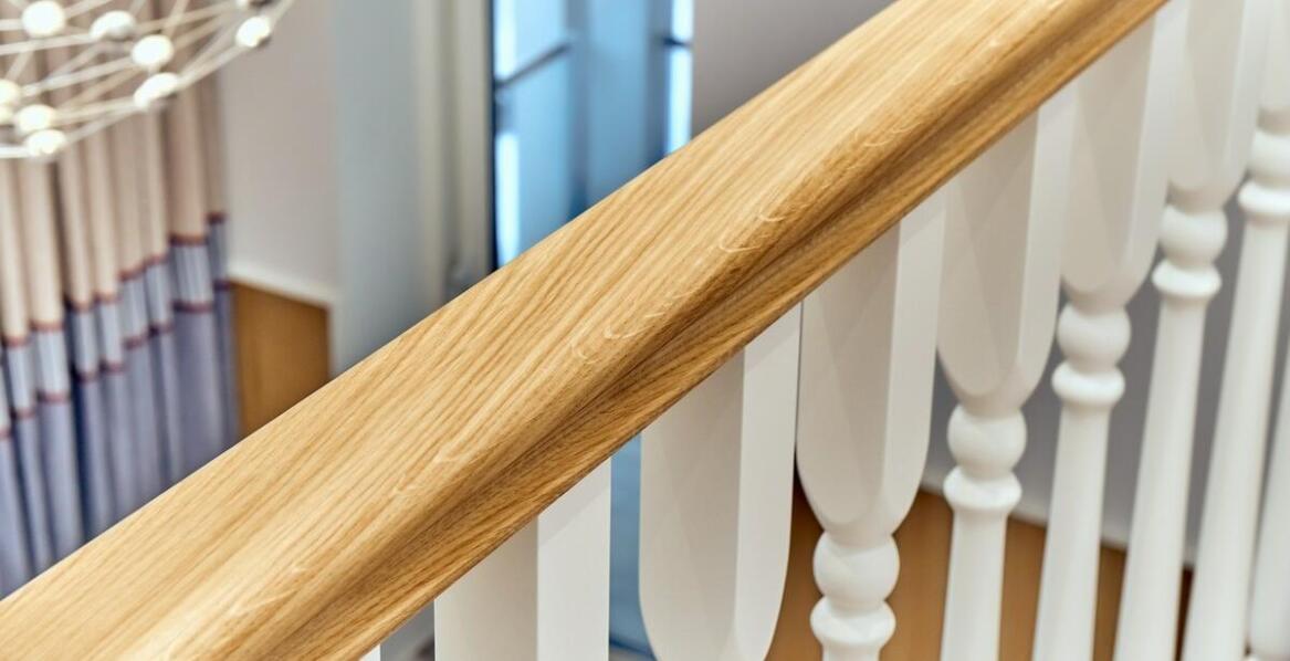 Metalowe tralki a klasyczne wzornictwo balustrad