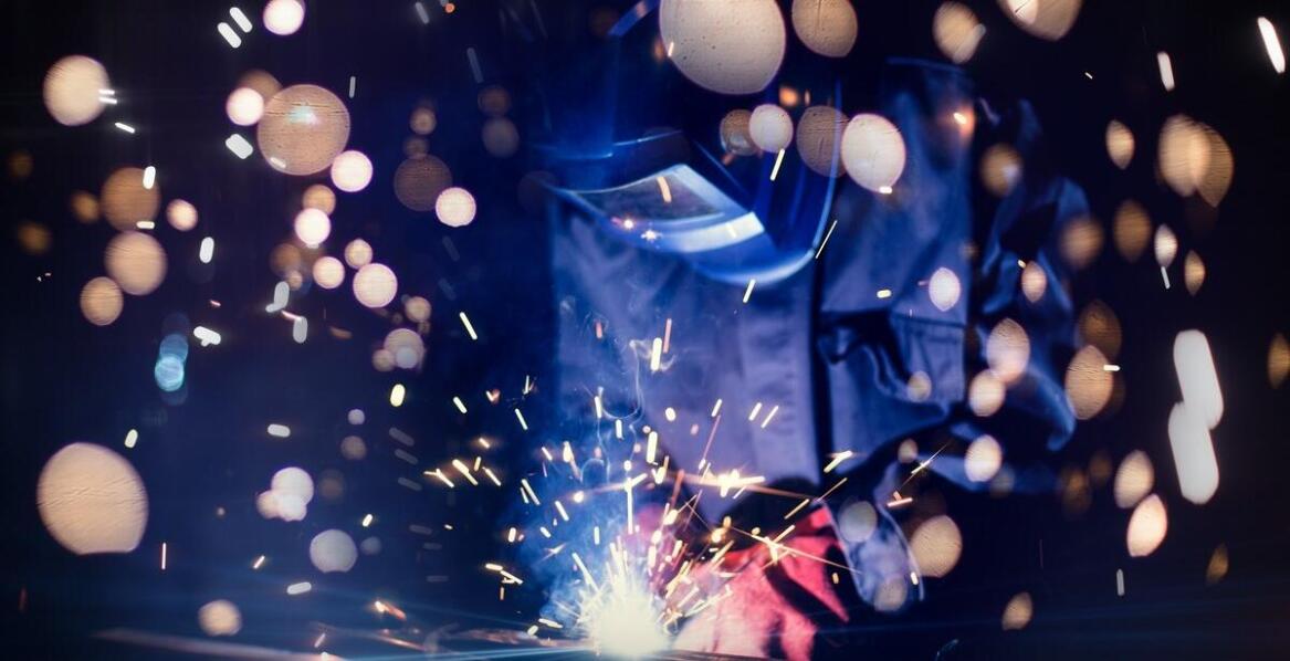 Jakie są wyzwania przy uzyskiwaniu uprawnień dla spawaczy?