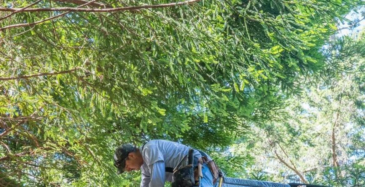 Demontaż starych dachowych pokryć – kluczowe aspekty i korzyści