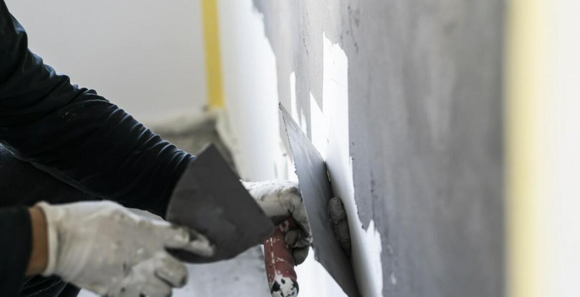 Jak poprawnie stosować klejące zaprawy w systemach ociepleń, aby uniknąć błędów?