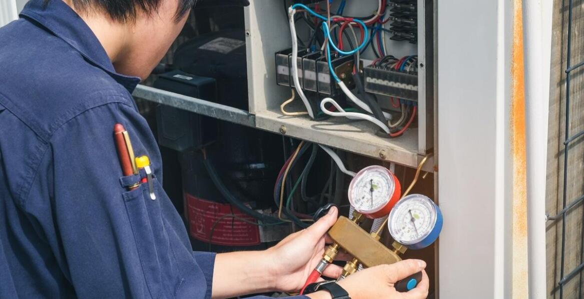 Jakie są różnice między naprawą a serwisem pomp ciepła?