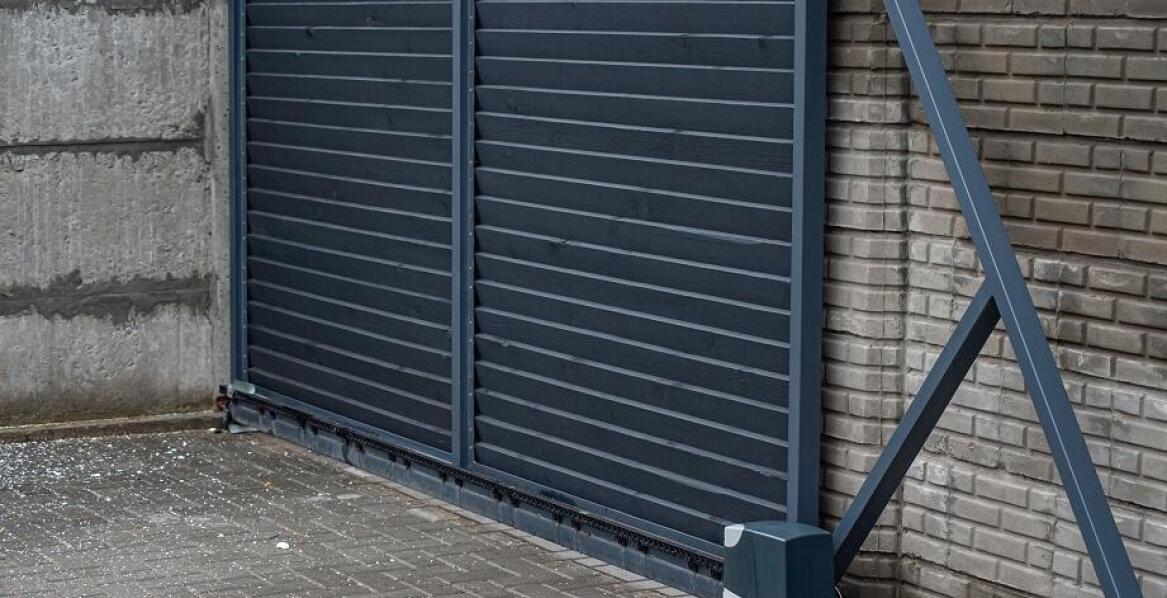 Różnice między przesuwnymi bramami a skrzydłowymi – co lepiej wybrać?