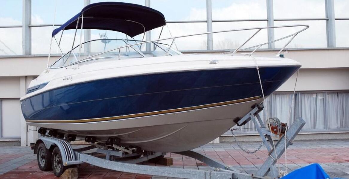 Jakie aspekty wpływają na trwałość oklejenia na łodzi?