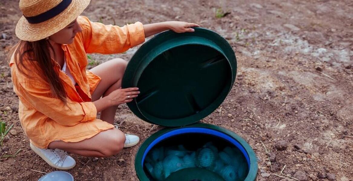 Jakie hydrogeologiczne aspekty są kluczowe przy wyborze biologicznej oczyszczalni?