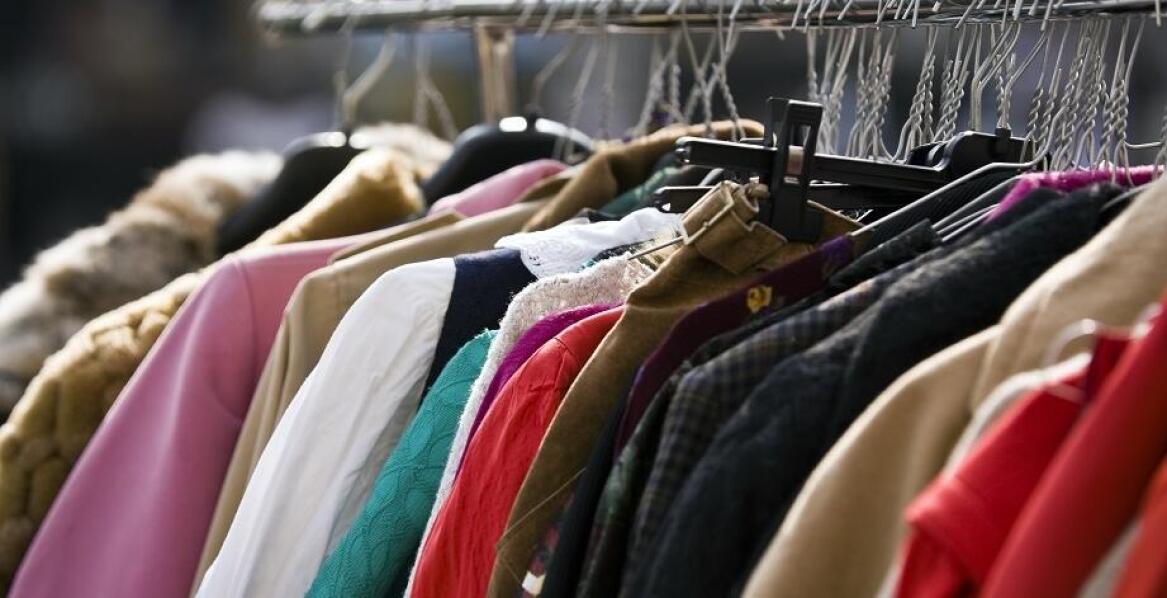 Wybór casualowych ubrań w sklepie online z używaną odzieżą – co warto wiedzieć?