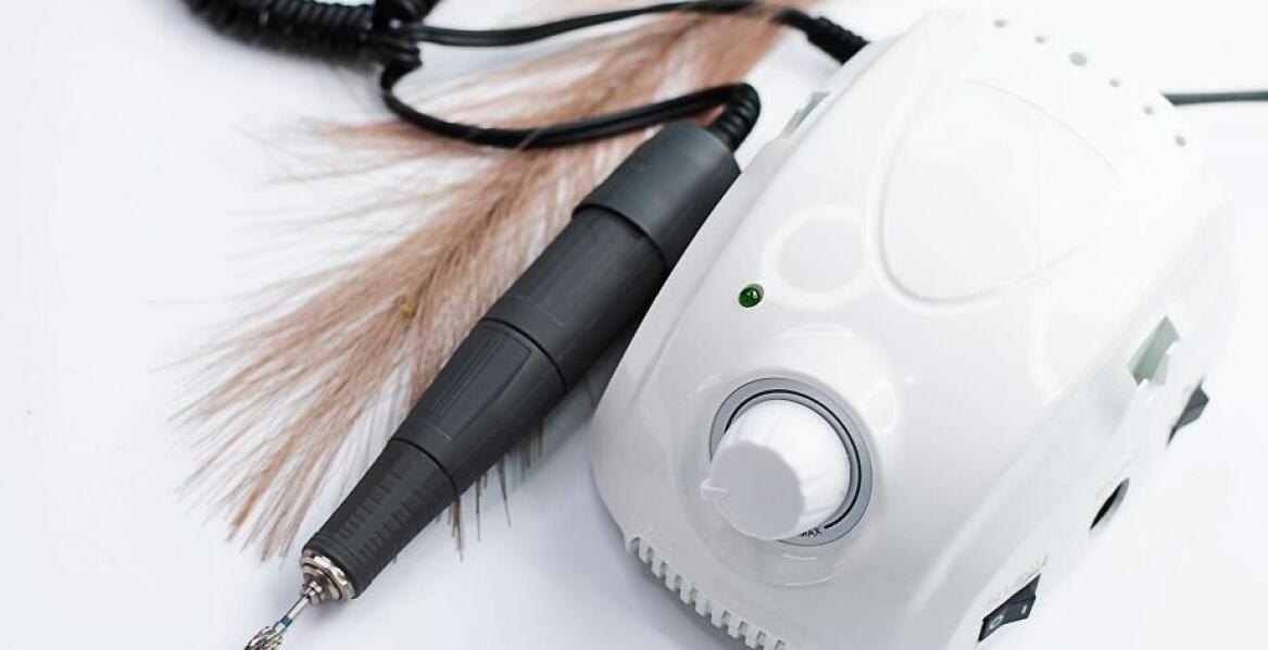 Zastosowanie frezarki do pedicure w codziennej pracy dla stylisty paznokci