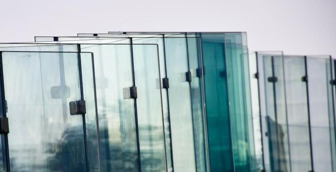Bezpieczne szkło w przestrzeniach publicznych – dlaczego warto?