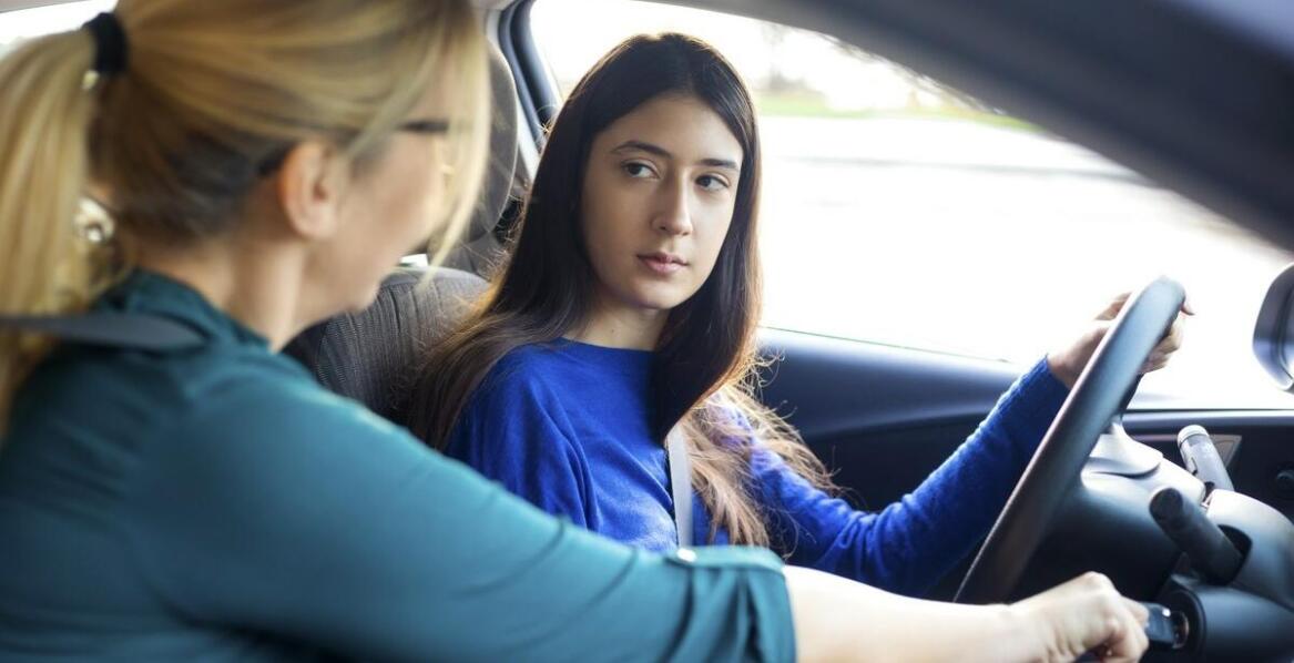 Jakie wsparcie oferują instruktorzy w procesie zdobywania prawa jazdy?