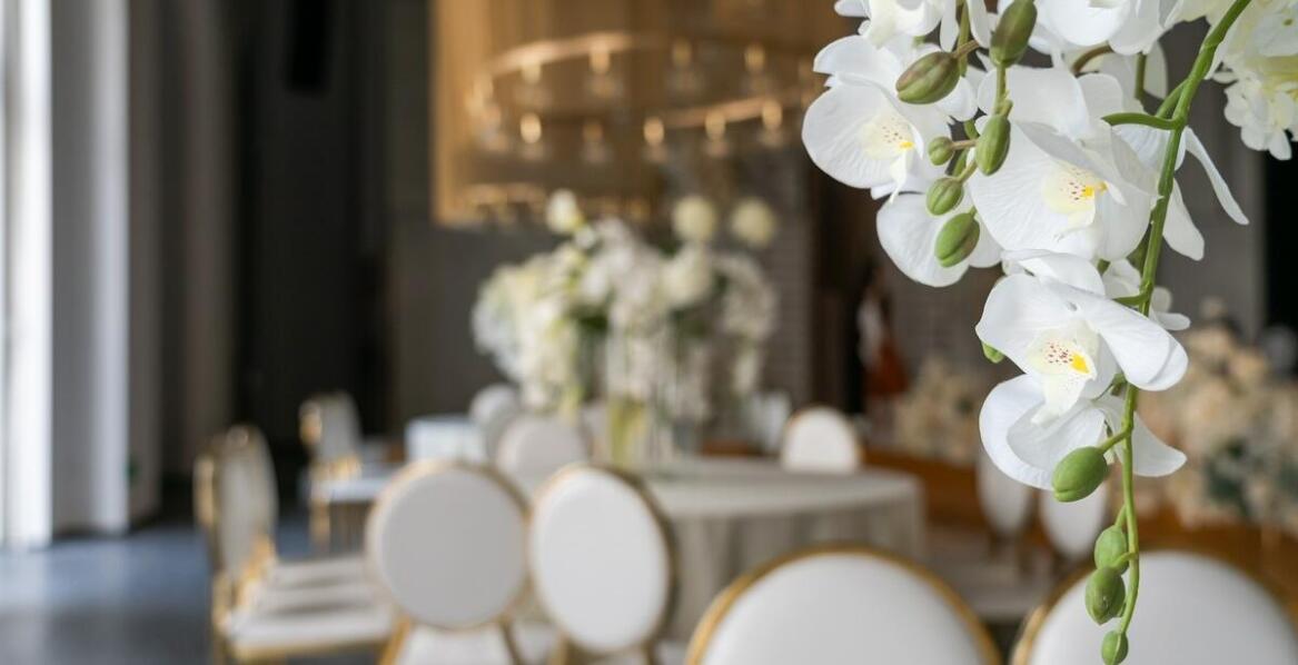 Jak prywatny ogród przy sali weselnej tworzy intymną atmosferę?