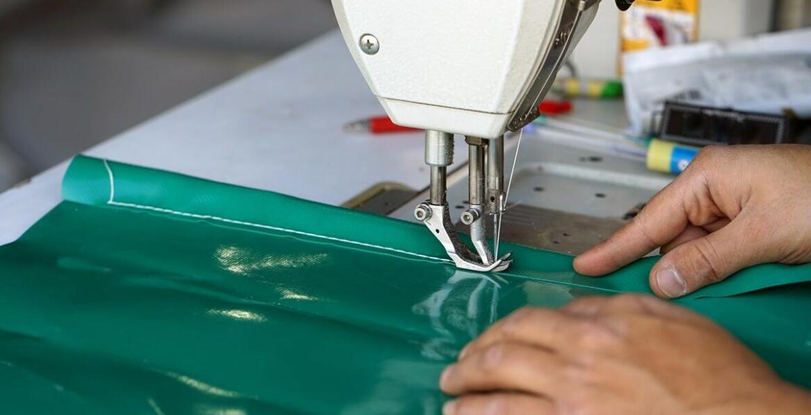 Różnorodność materiałów używanych do produkcji plandek na tarasie