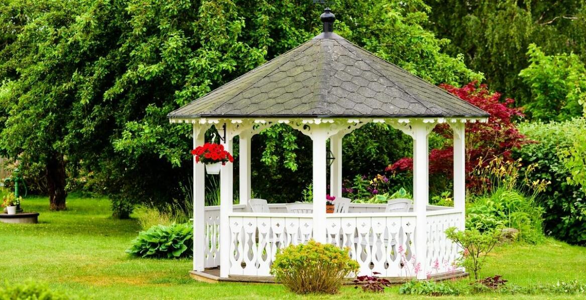 Różnorodność kolorystyczna plandek do altan – jak dopasować je do wystroju?