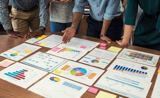 Jak reklamowa firma kreuje unikalne strategie marketingowe dla różnych branż?