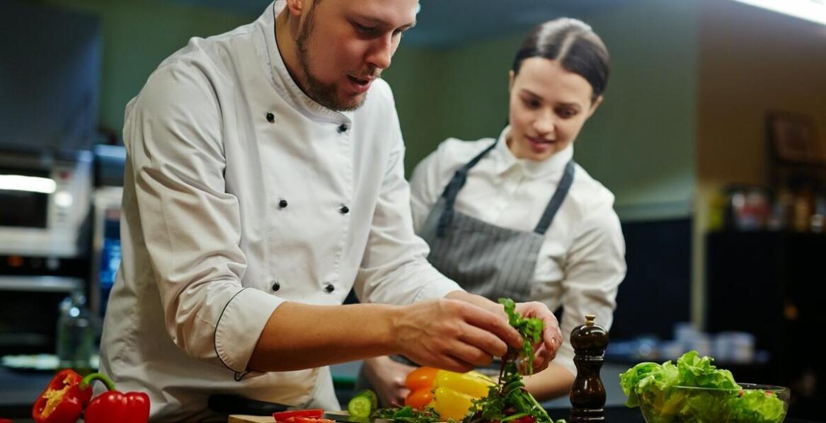 Jak doświadczenie kucharzy wpływa na jakość dań w Rybakówce?