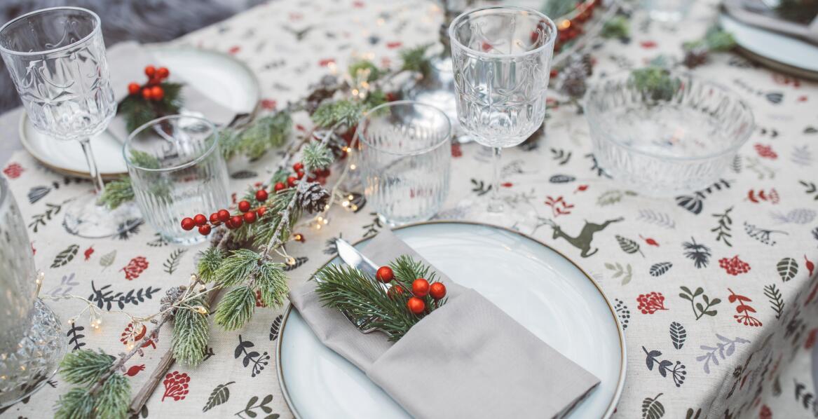 Kolorystyka drukowanych obrusów a aranżacja stołu – praktyczne porady