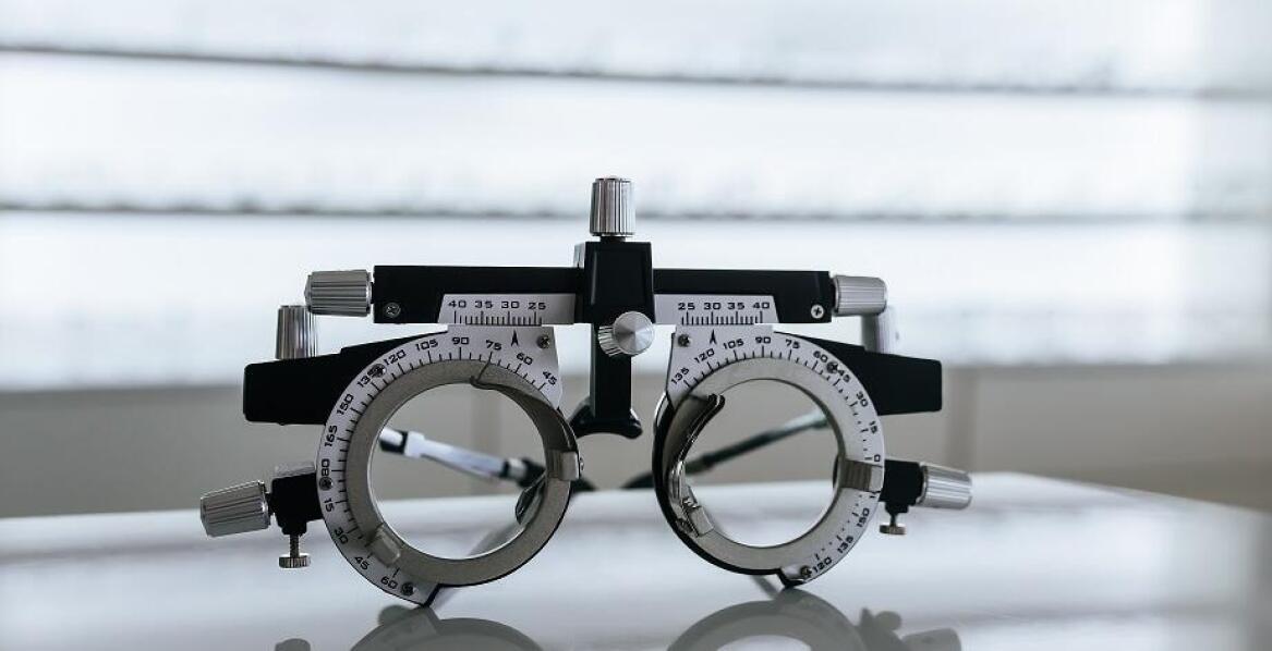 Jakie optyczne usługi oferują szybkie realizacje zleceń?