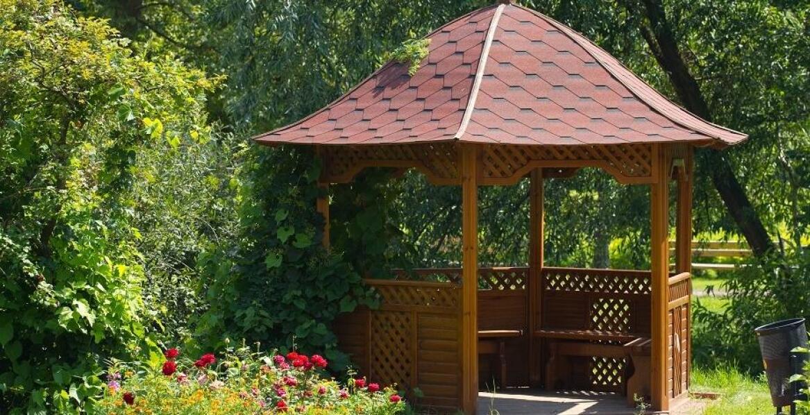 Jakie są najważniejsze cechy, które decydują o wyborze drewnianych altan?