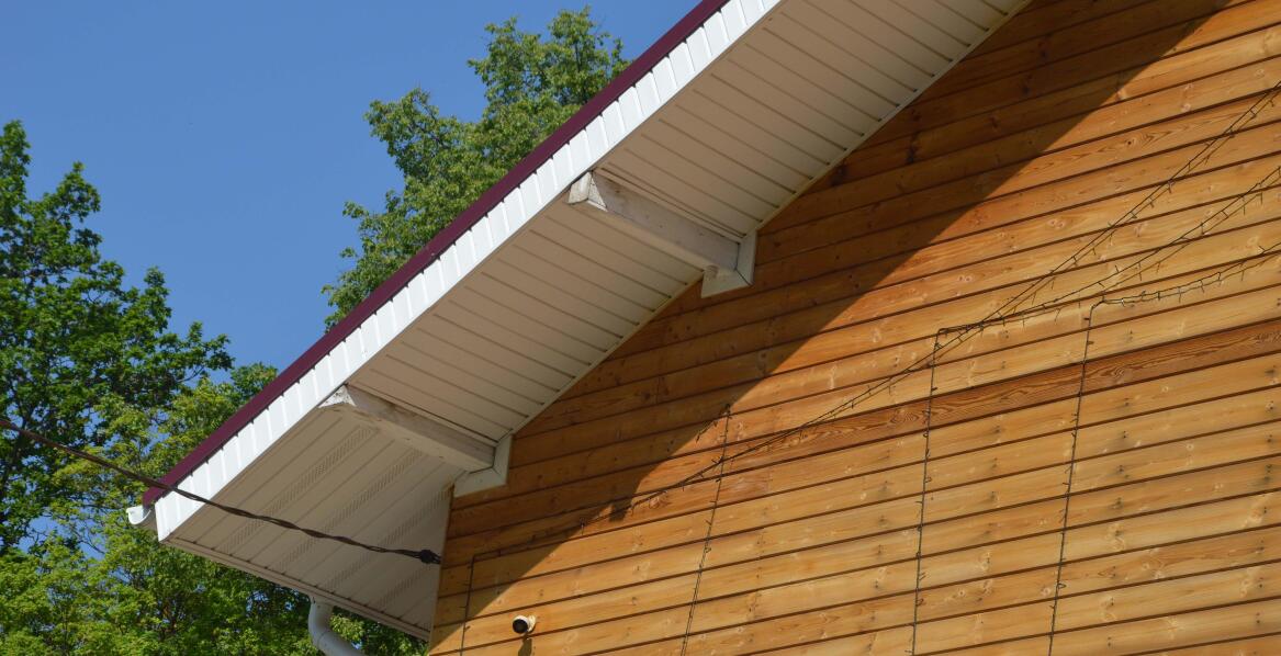 Jak boczne opierzenie dachu wpływa na estetykę budynku?