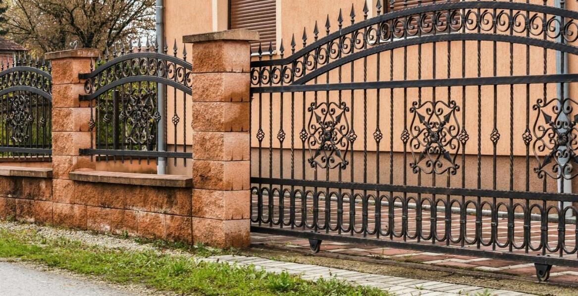 Jakie zalety mają dwuskrzydłowe bramy wjazdowe w kontekście przestrzeni?