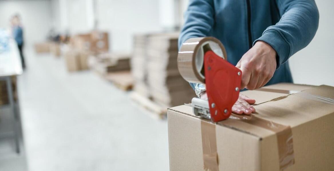 Jak przepakowywanie towaru przyczynia się do ochrony produktów podczas transportu?