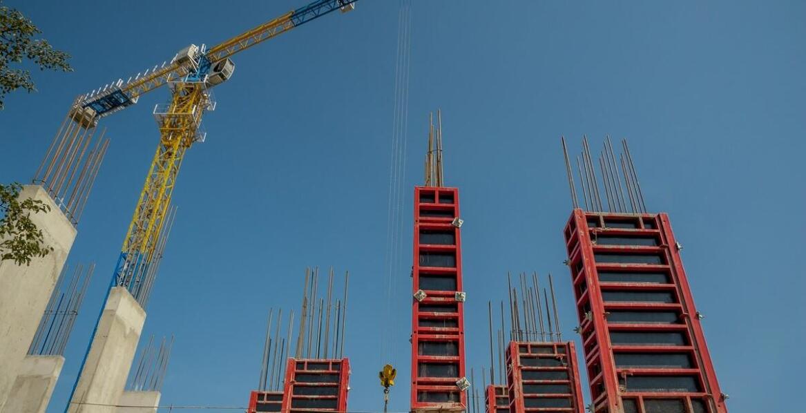 Jakie czynniki wpływają na wybór rozmiaru i kształtu szalunków do wykopów?