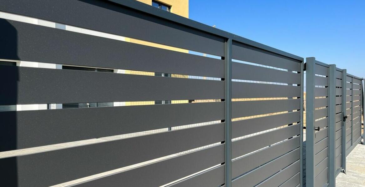 Wpływ technologii na produkcję i montaż metalowych ogrodzeń