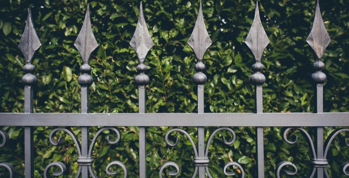 Metalowe ogrodzenia a ochrona prywatności: co warto wiedzieć przed zakupem?